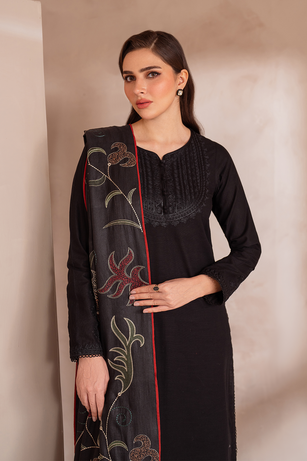 UE-364 Embroidered Khaddar - Iznik