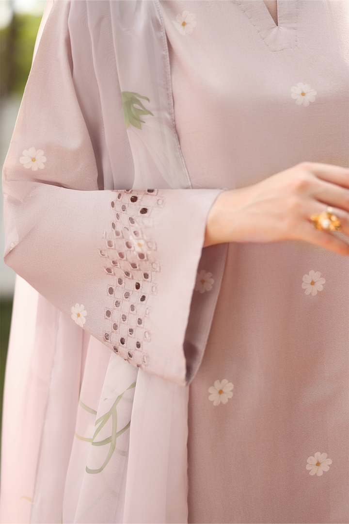 UE-529  Printed Lawn