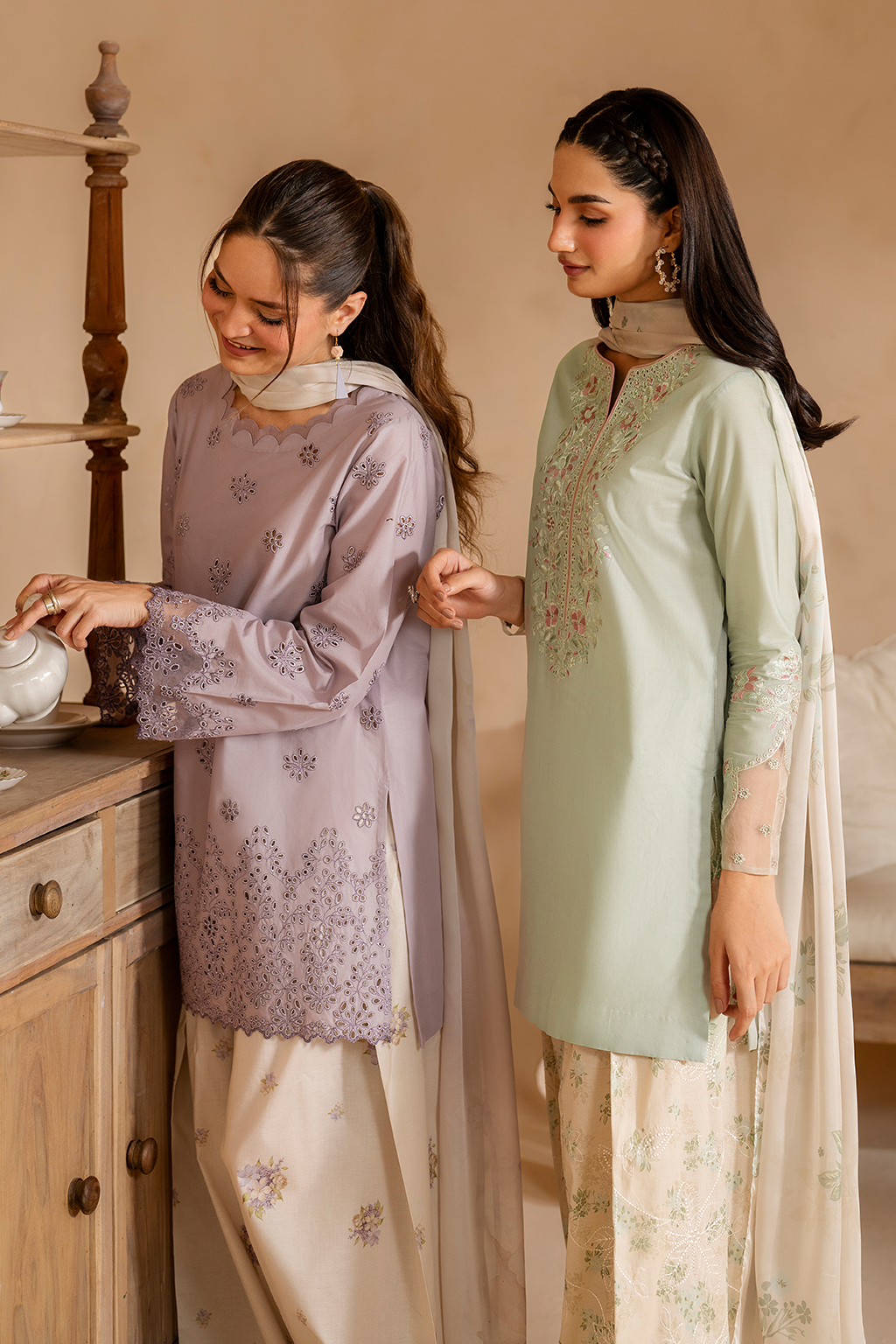 UE-472   Embroidered Lawn - Iznik