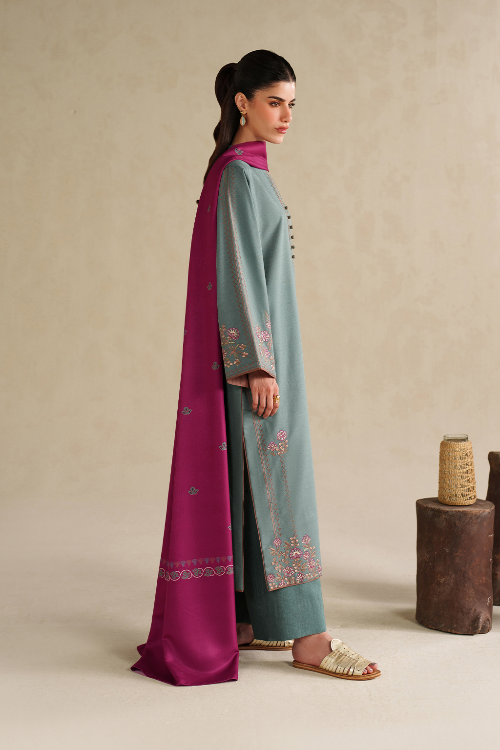 UE-589 Embroidered Khaddar - Iznik