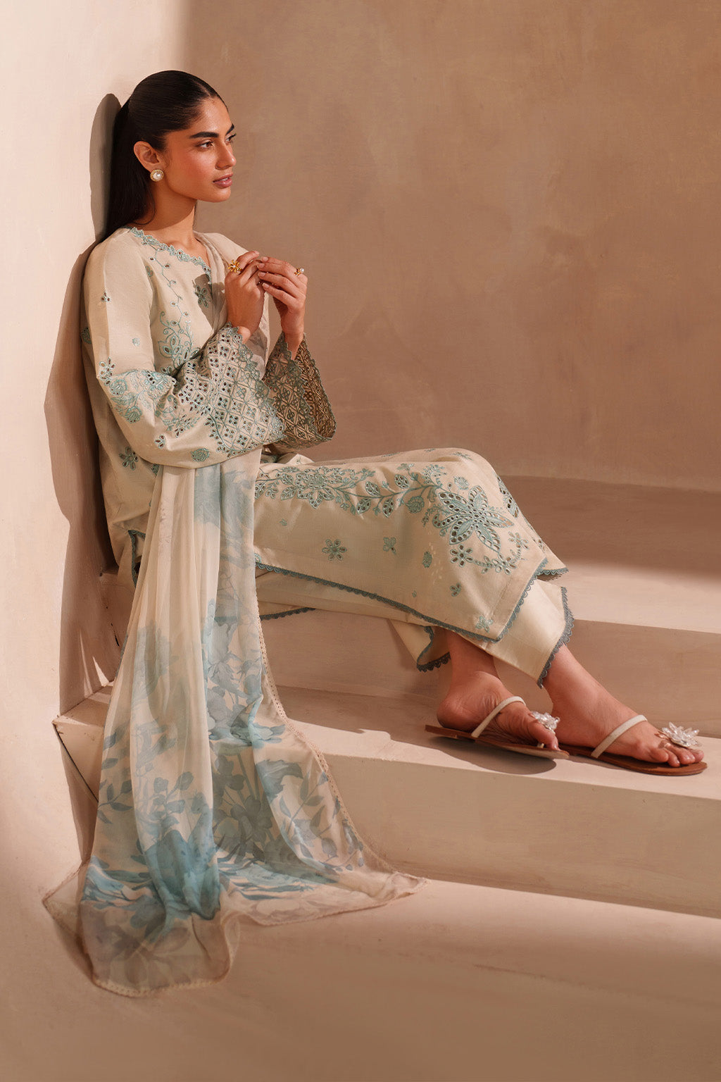 UE-605  Embroidered Lawn - Iznik