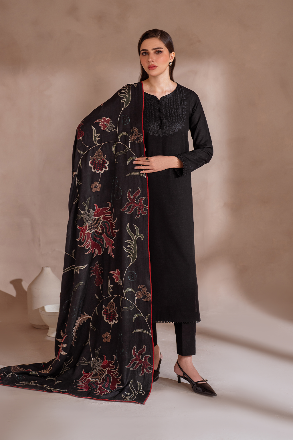 UE-364 Embroidered Khaddar - Iznik