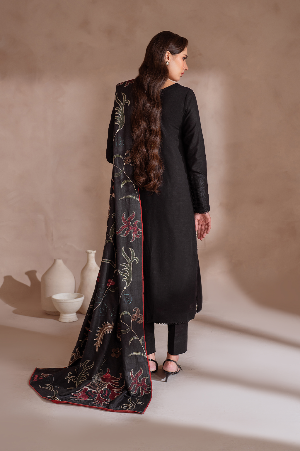 UE-364 Embroidered Khaddar - Iznik