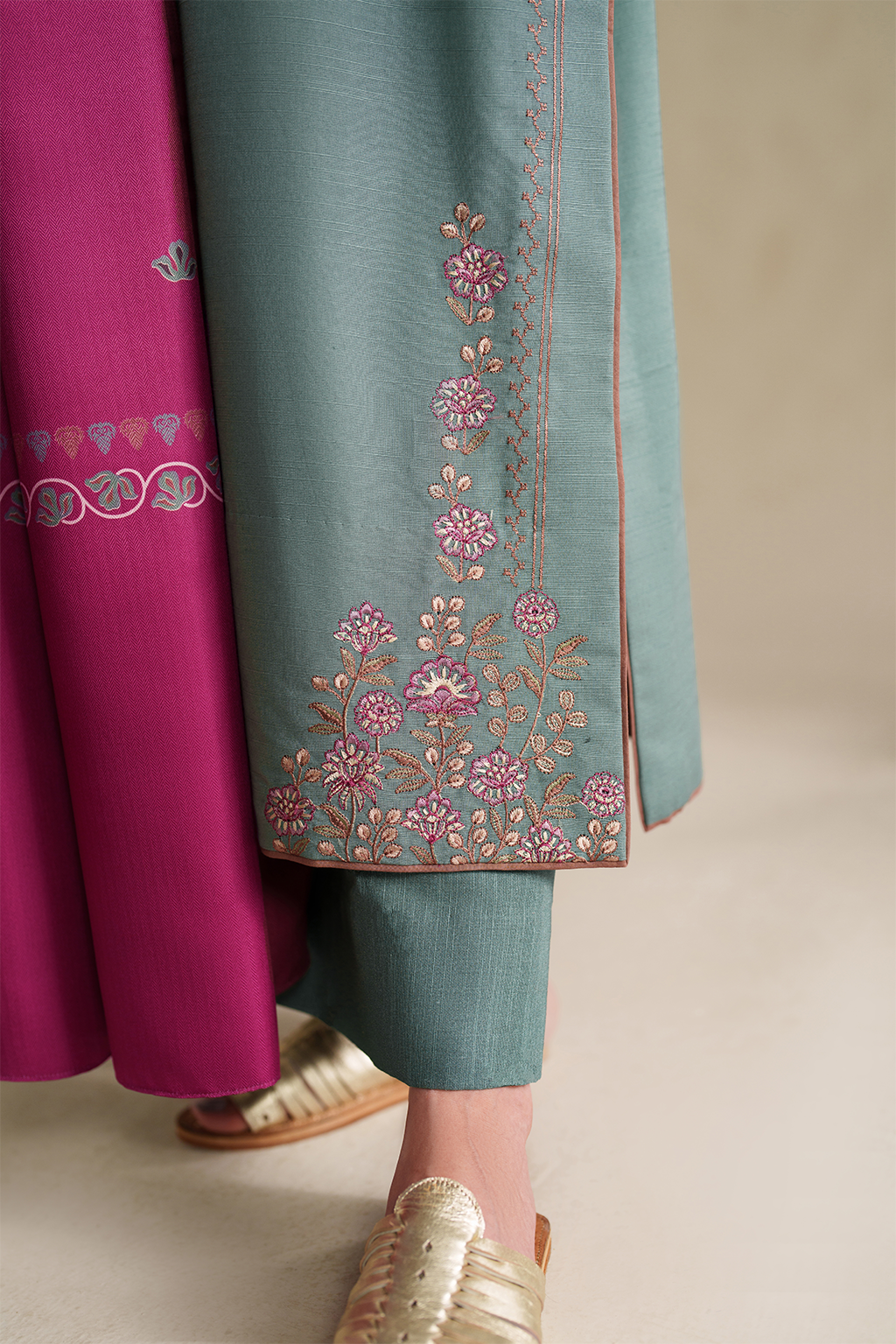 UE-589 Embroidered Khaddar - Iznik