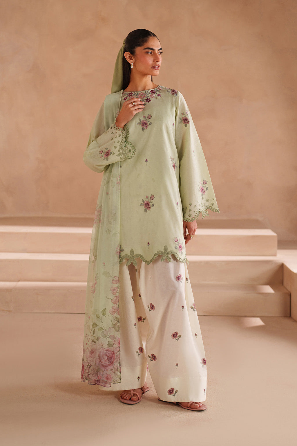 UE-606  Embroidered Lawn - Iznik