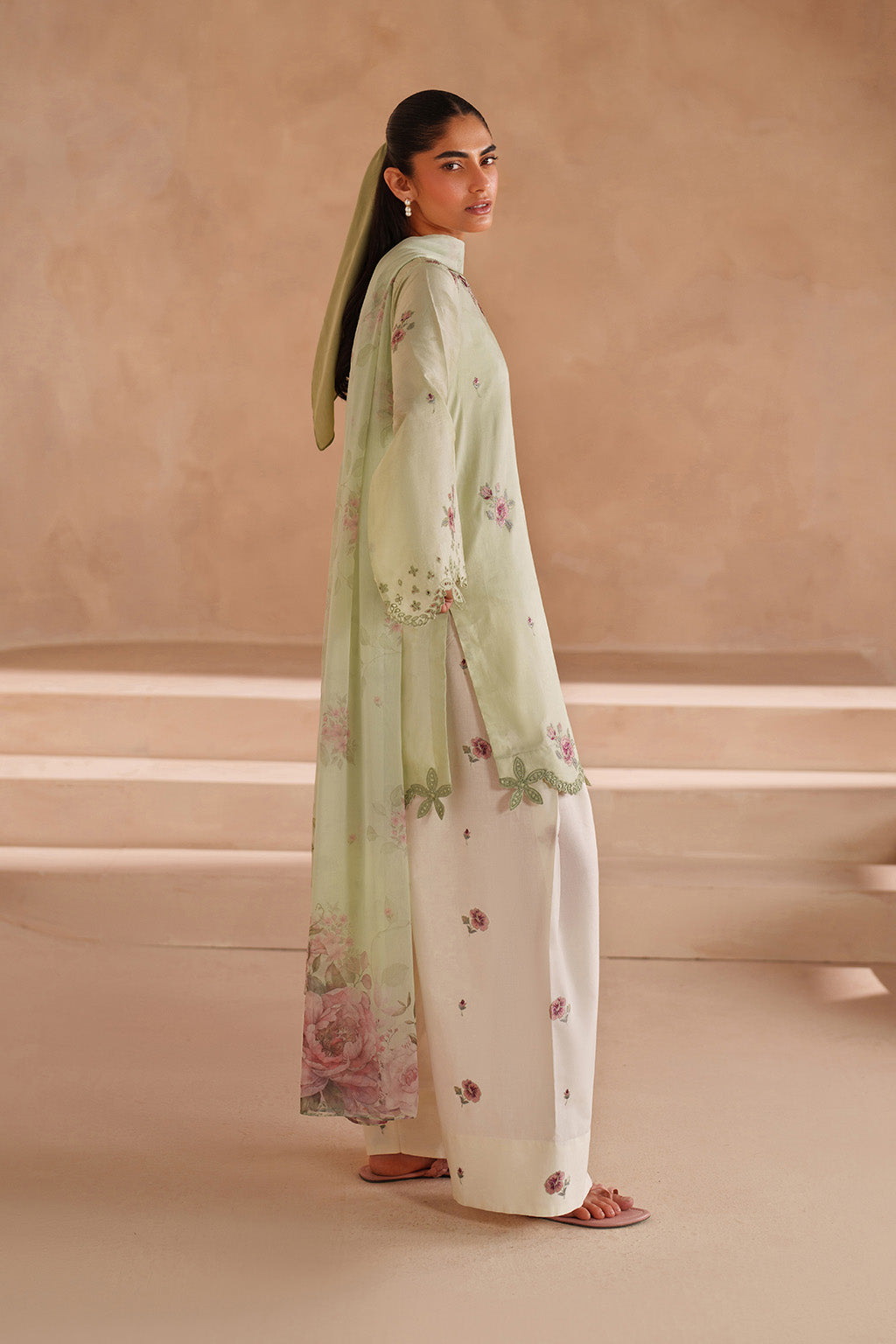 UE-606  Embroidered Lawn - Iznik