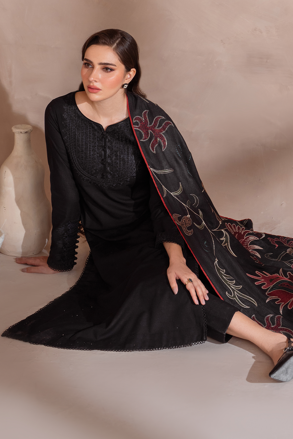 UE-364 Embroidered Khaddar - Iznik