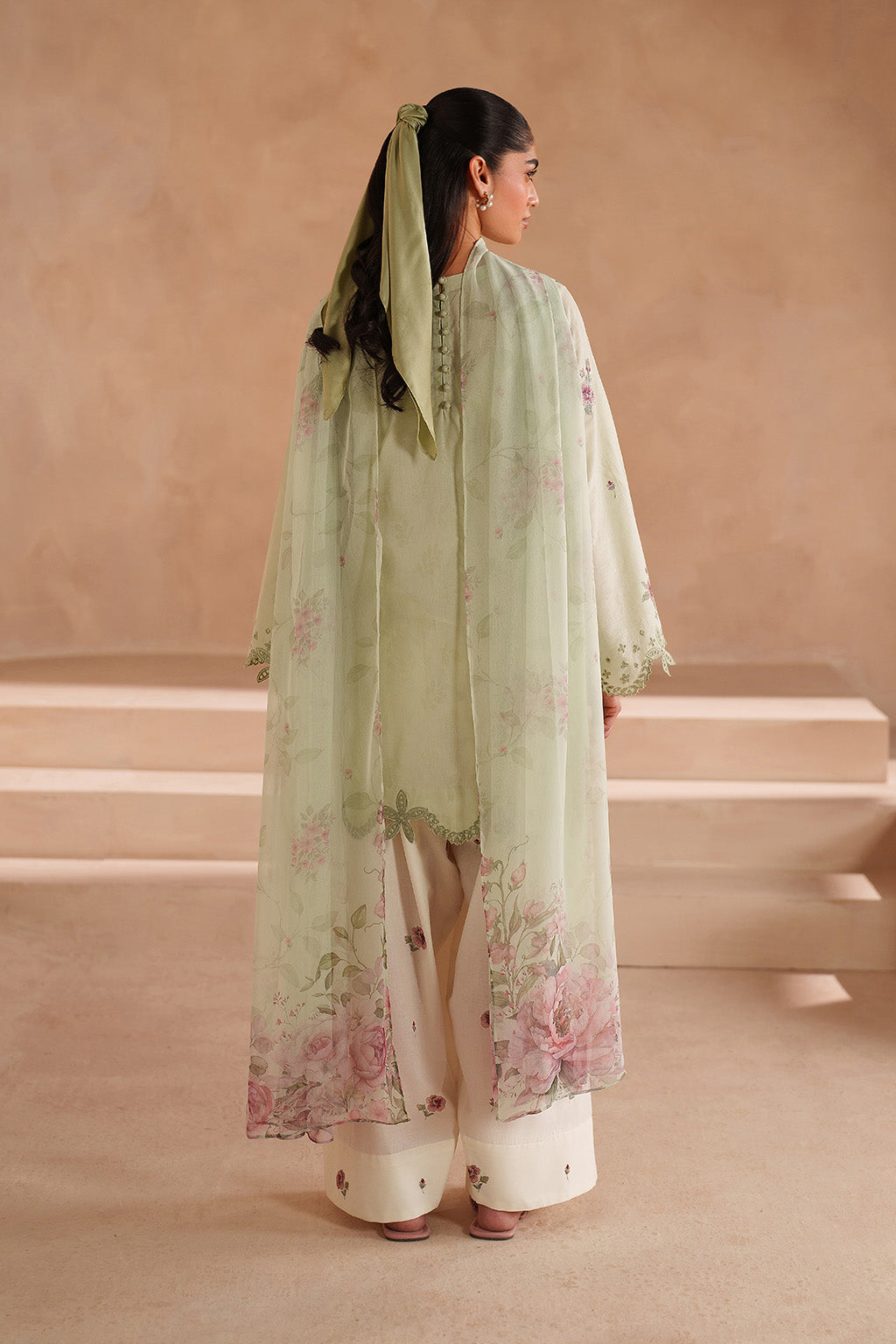 UE-606  Embroidered Lawn - Iznik