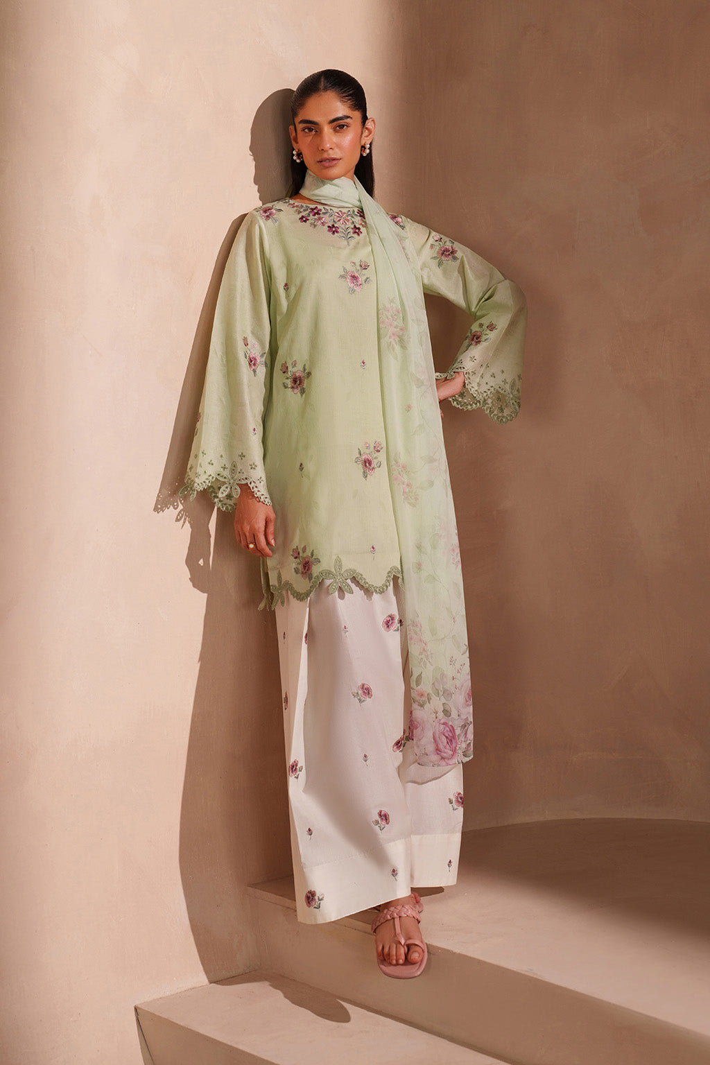 UE-606  Embroidered Lawn - Iznik