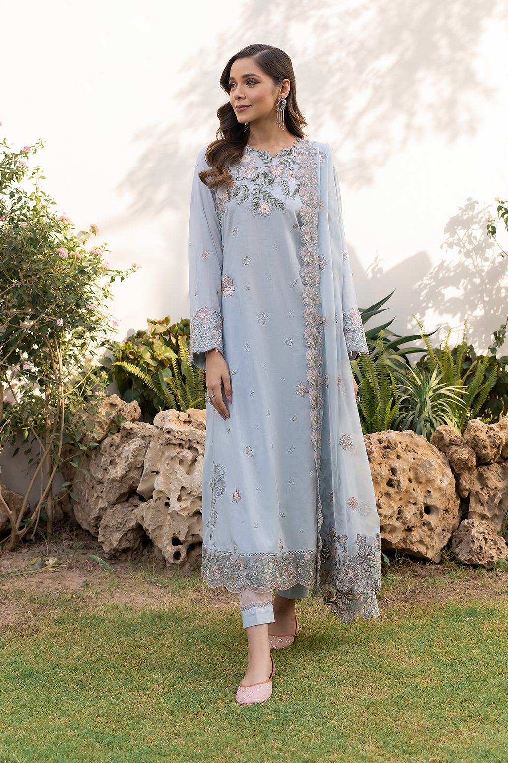 UE-145 Embroidered Lawn - Iznik