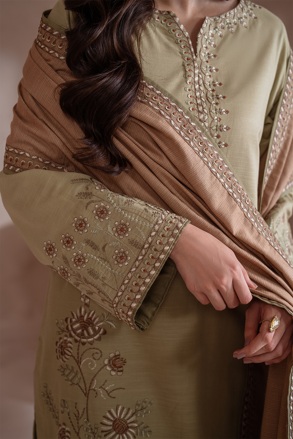 UE-359 Embroidered Khaddar - Iznik