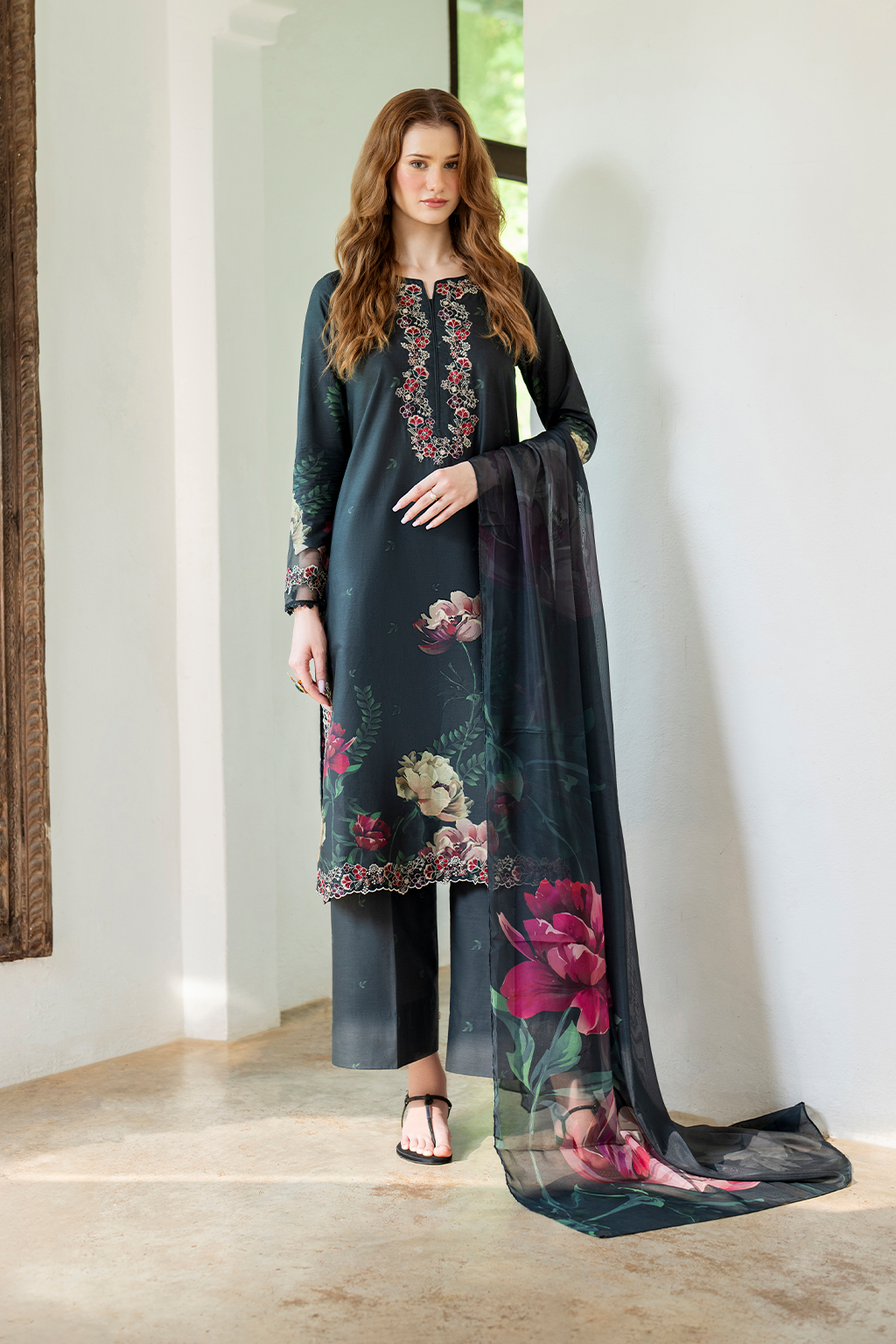 UE-493 Printed Lawn - Iznik Main image