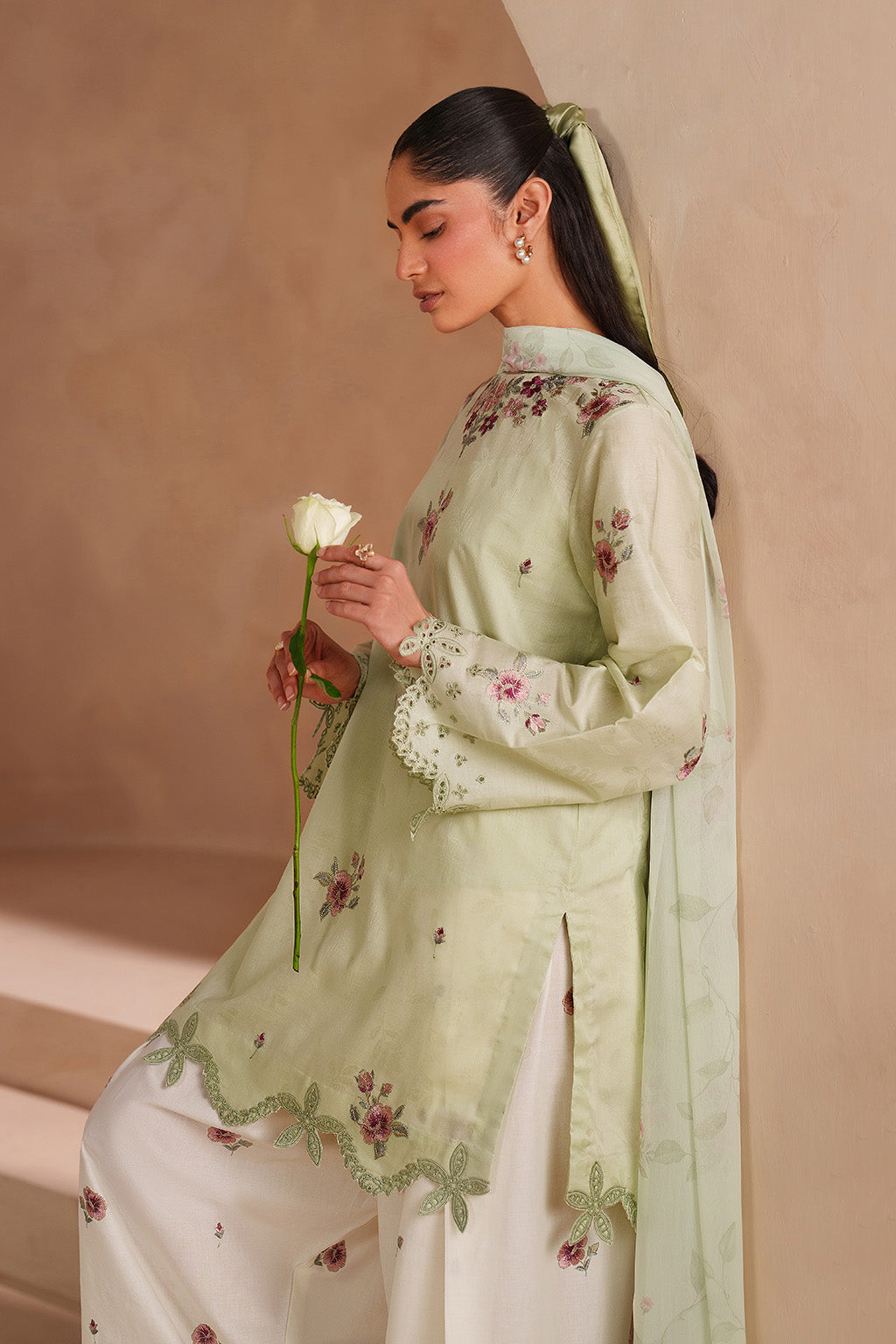 UE-606  Embroidered Lawn - Iznik