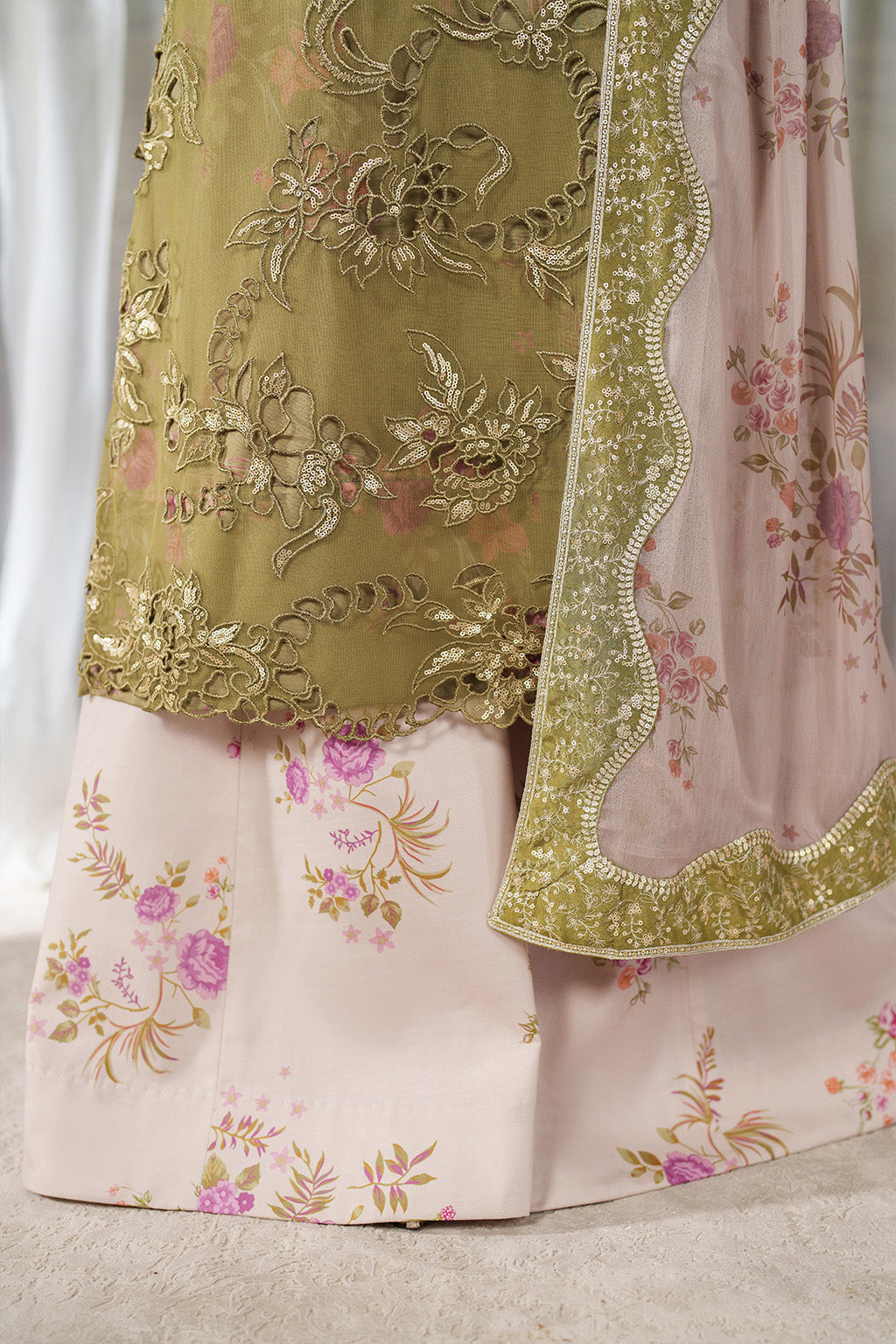 UE-543  Printed Formals Secondary image