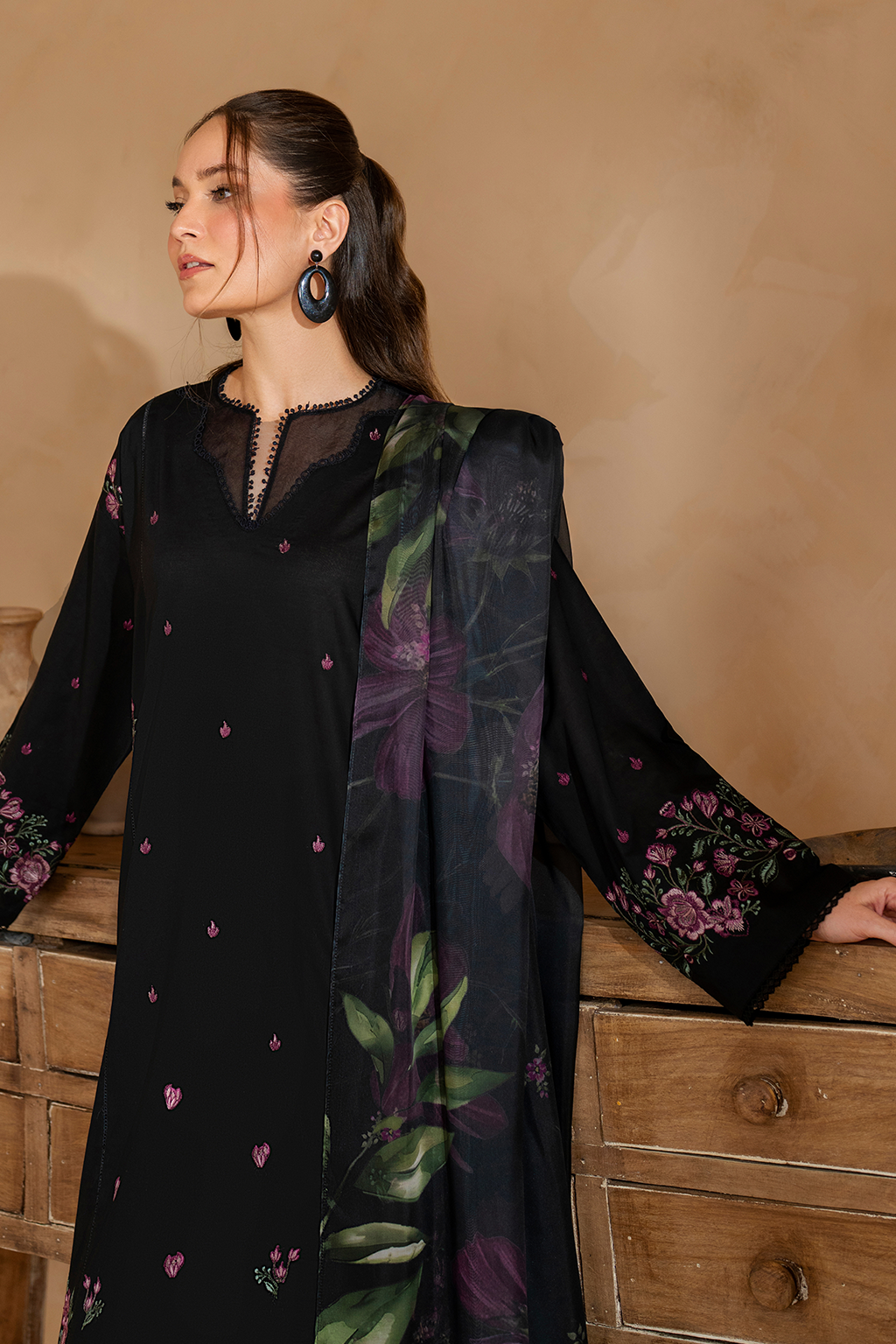 UE-477 Embroidered Lawn - Iznik