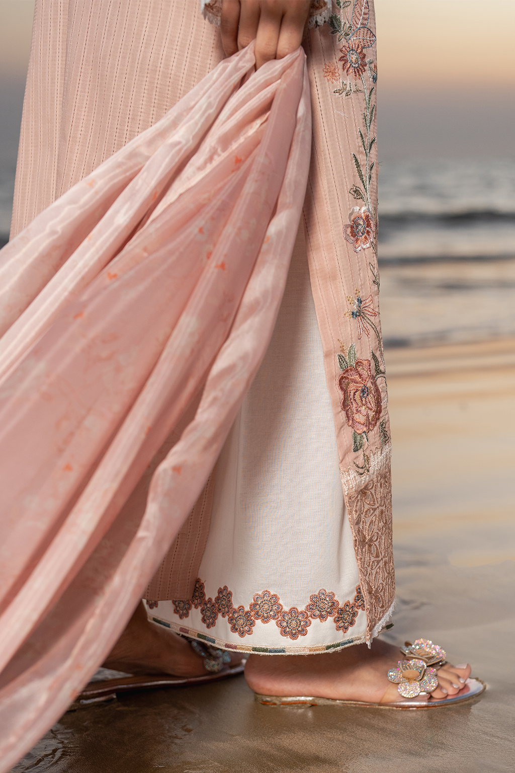 UE-382 Embroidered Lawn - Iznik