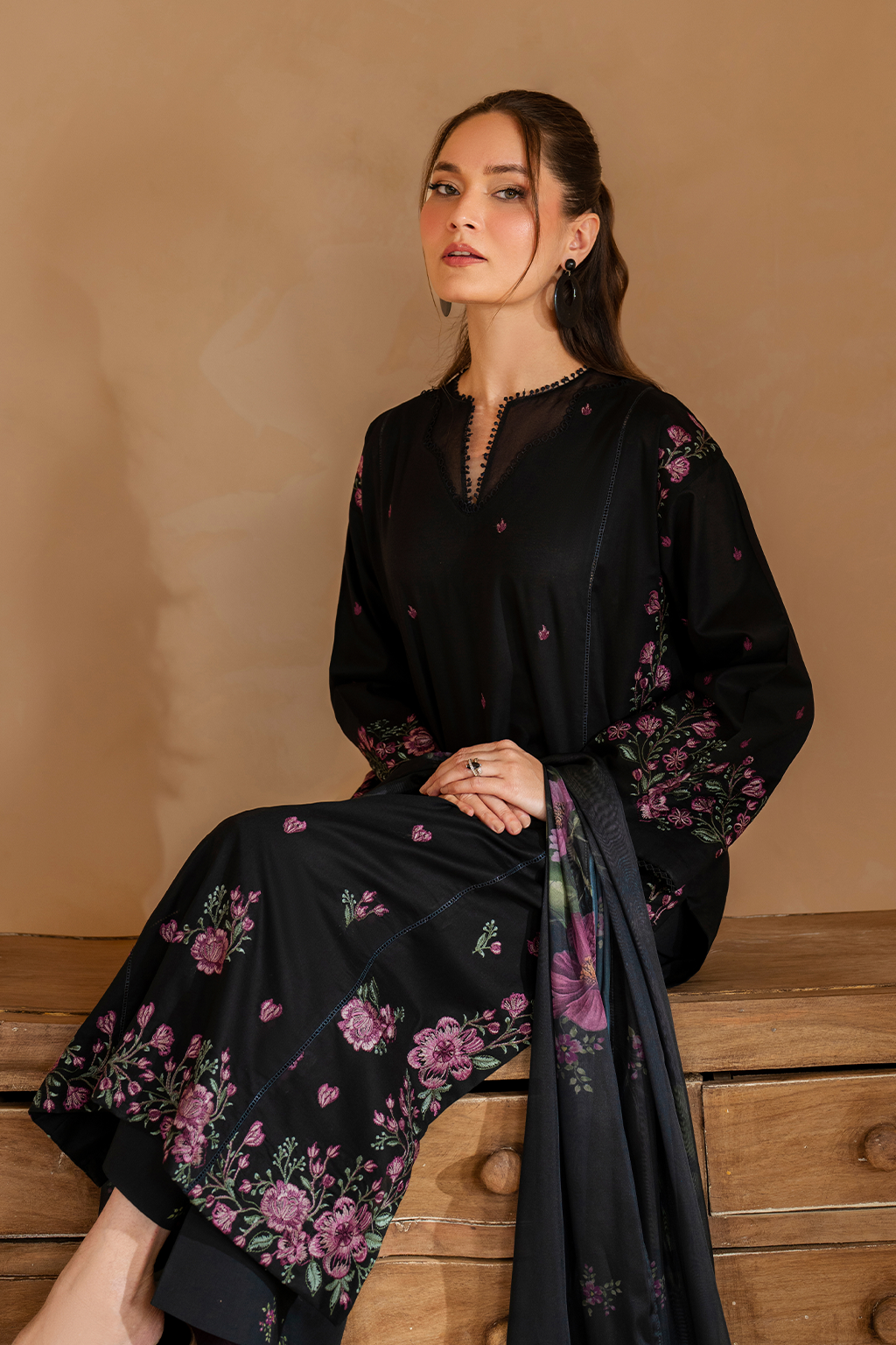 UE-477 Embroidered Lawn - Iznik