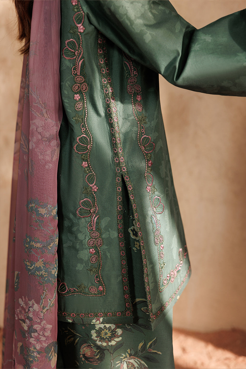 UE-668 Printed Lawn Secondary image