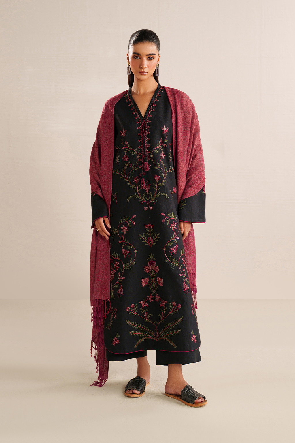 UE-582 Embroidered Khaddar - Iznik
