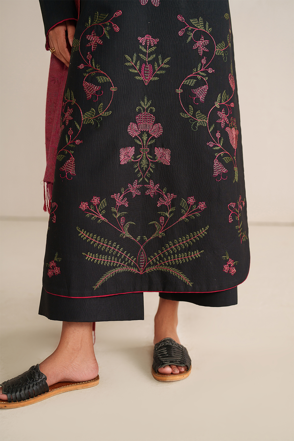 UE-582 Embroidered Khaddar - Iznik