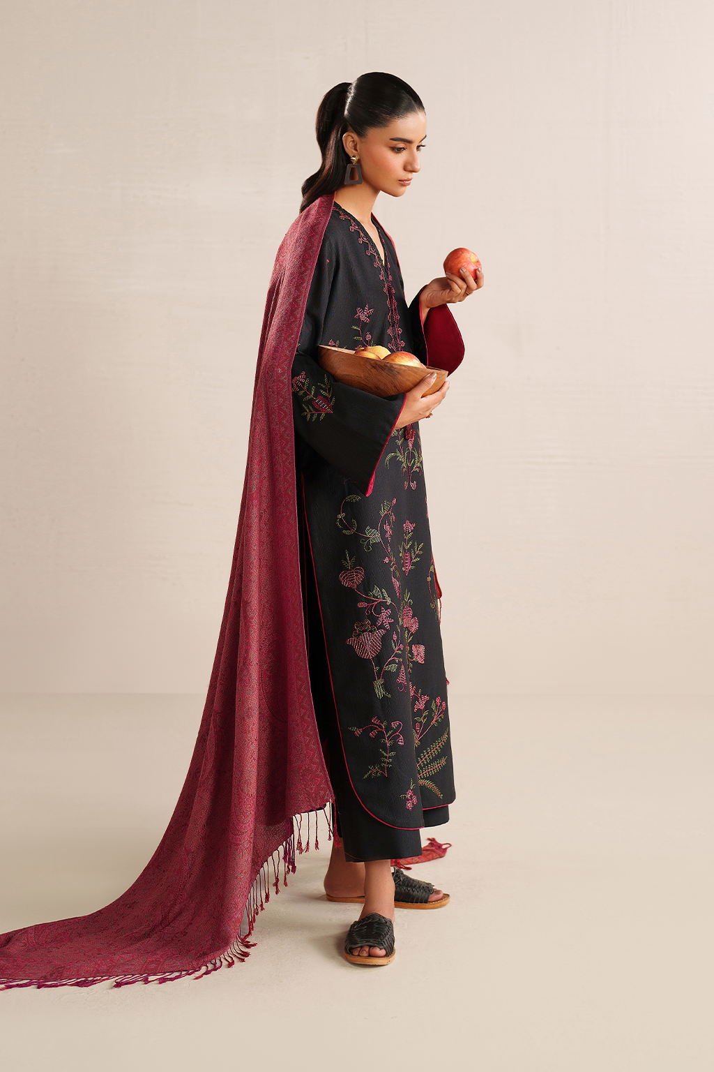 UE-582 Embroidered Khaddar - Iznik