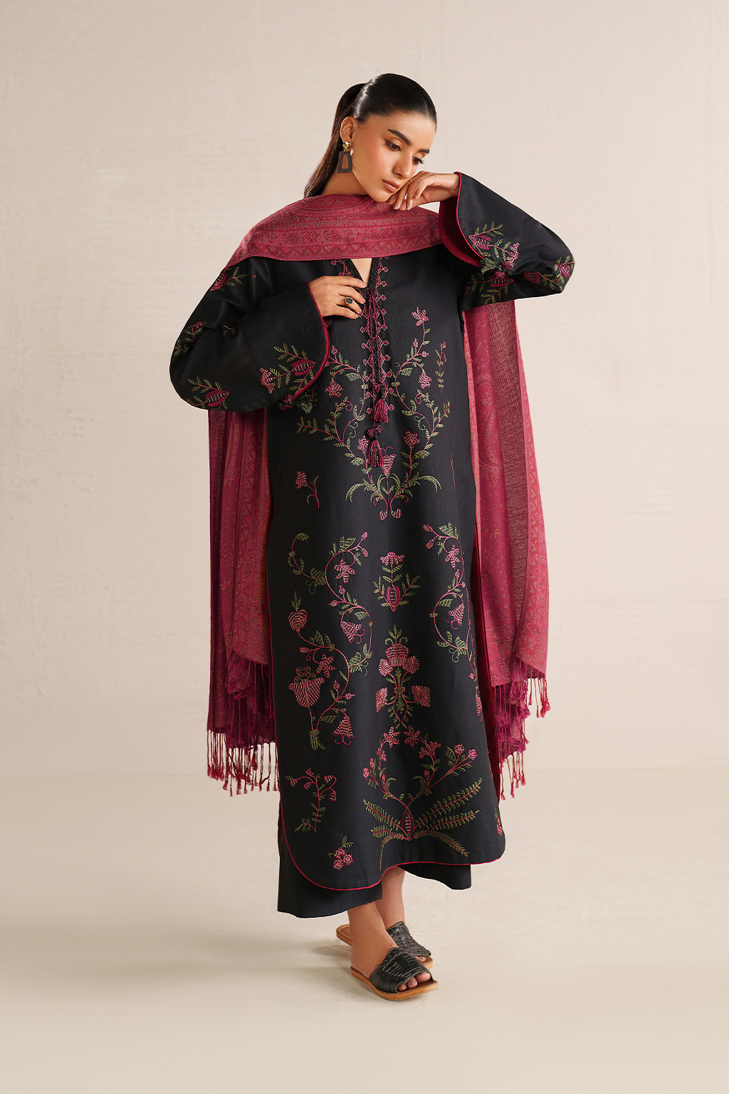 UE-582 Embroidered Khaddar - Iznik