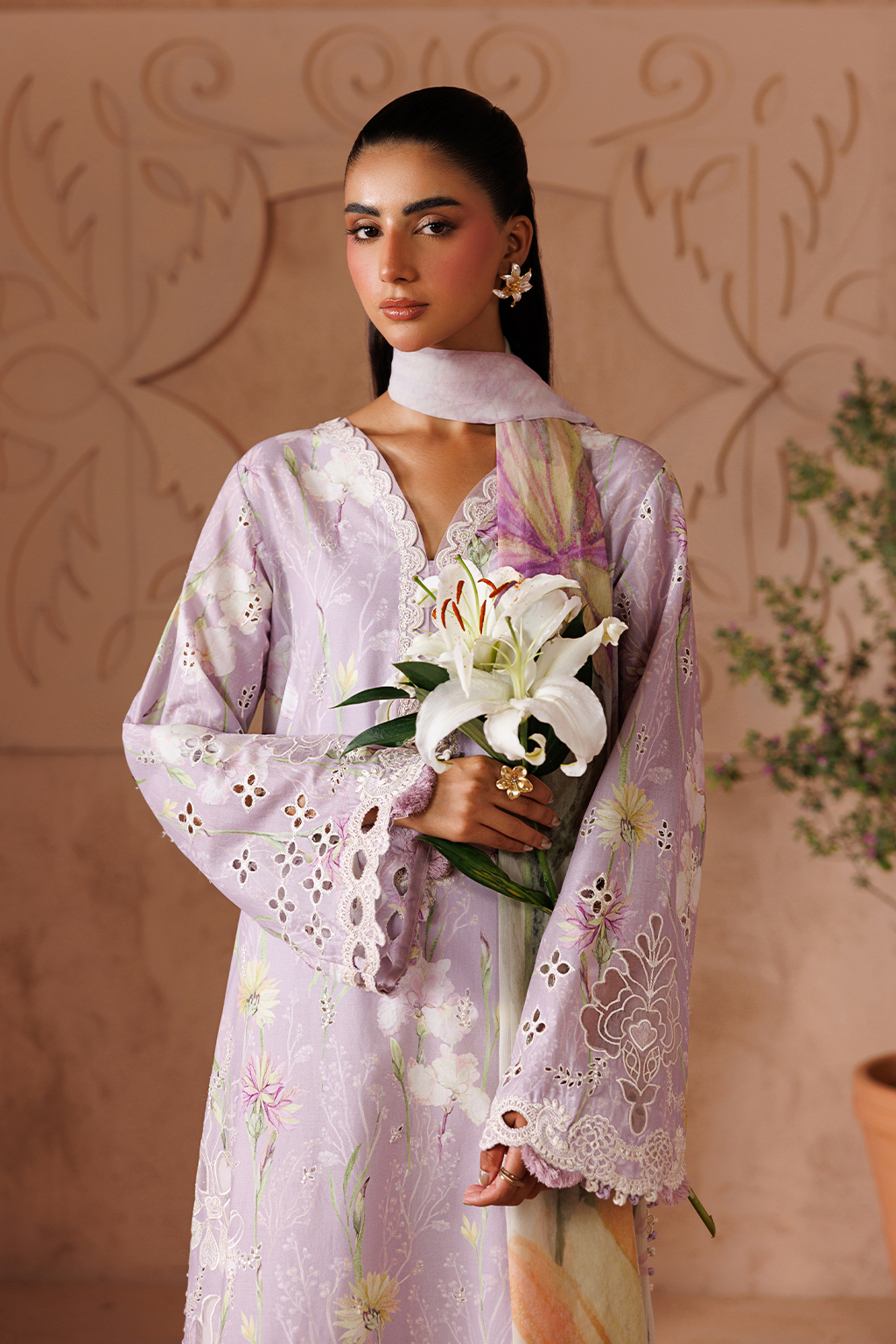 UE-709 Embroidered Lawn Main image