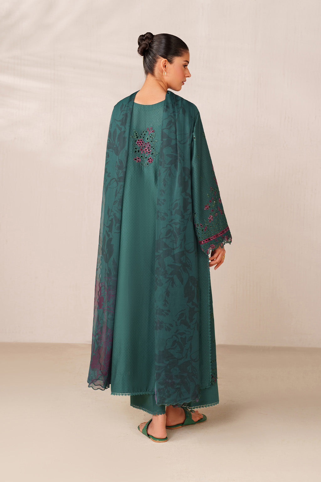 UE-626 Embroidered Lawn - Iznik