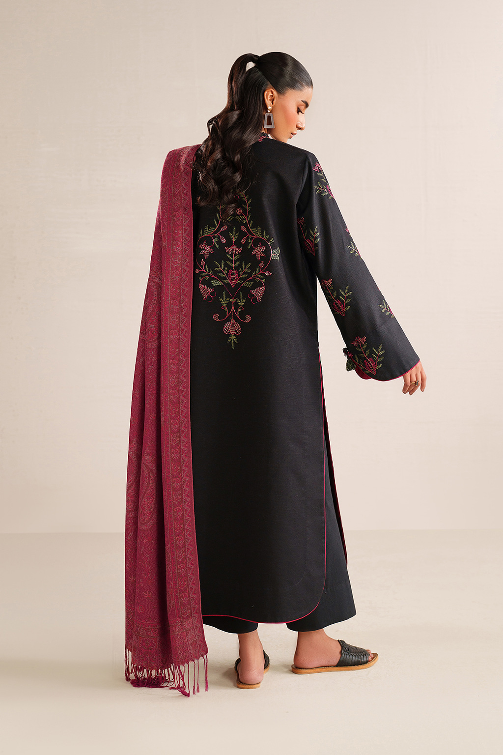 UE-582 Embroidered Khaddar - Iznik