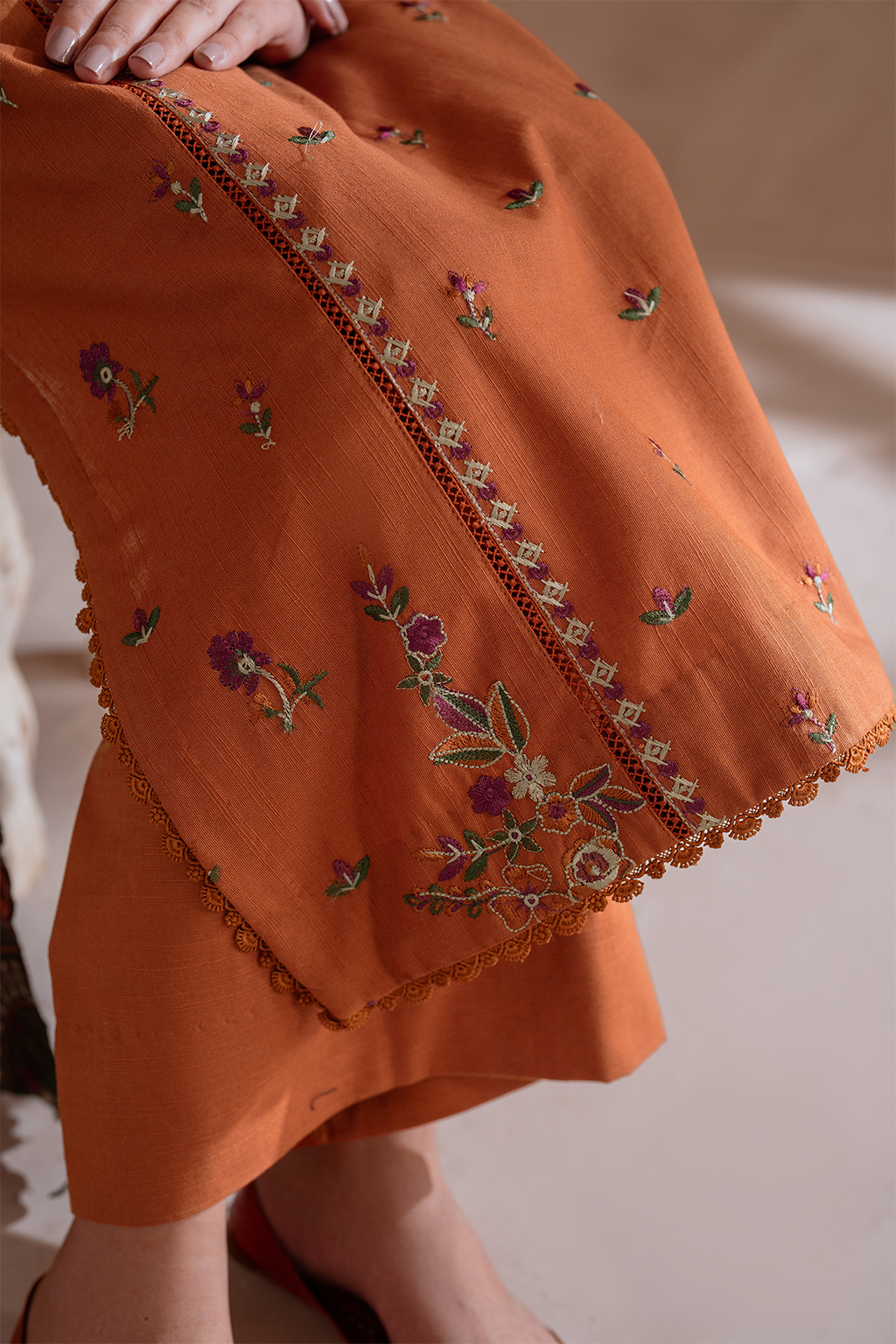 UE-367 Embroidered Khaddar - Iznik
