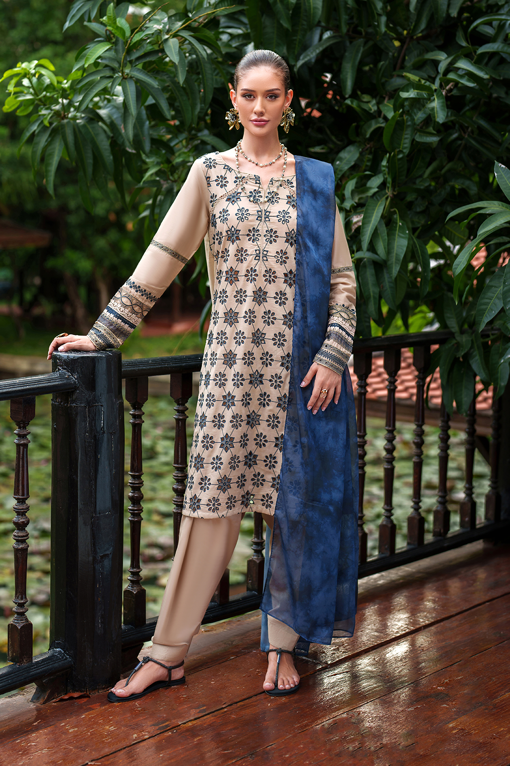 UE-520 Embroidered Lawn - Iznik Main image