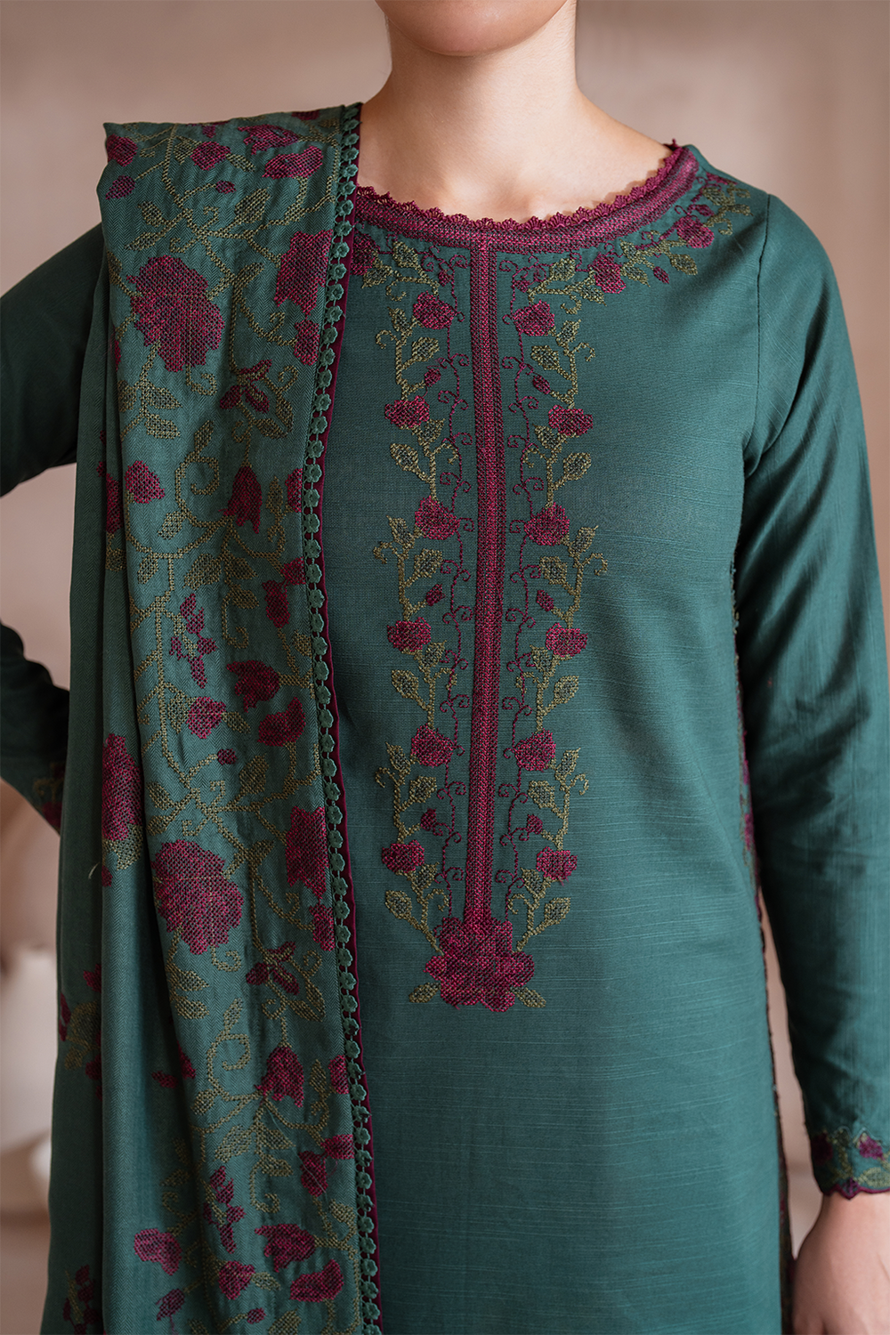 UE-370 Embroidered Khaddar - Iznik