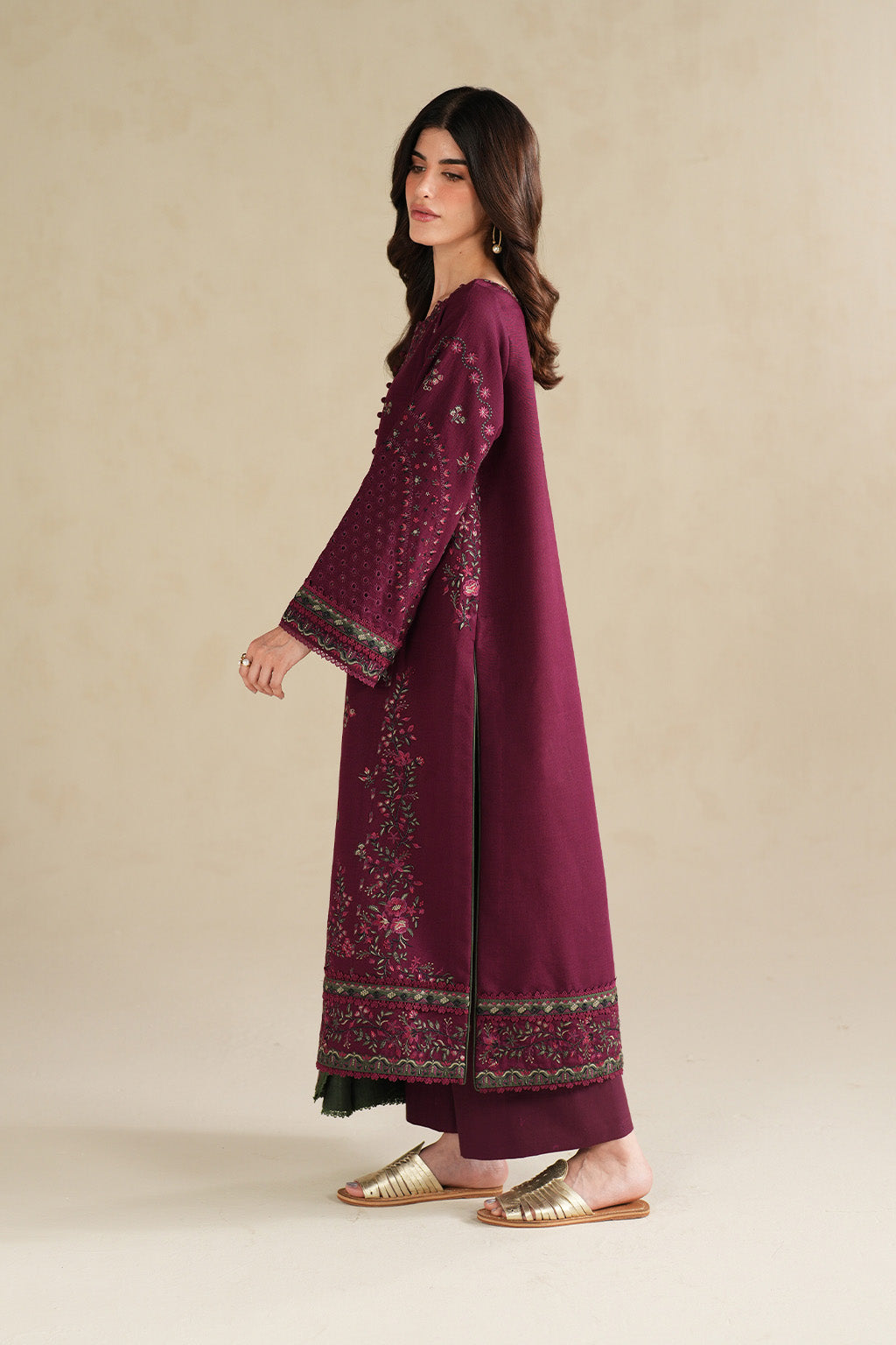 UE-579 Embroidered Khaddar - Iznik