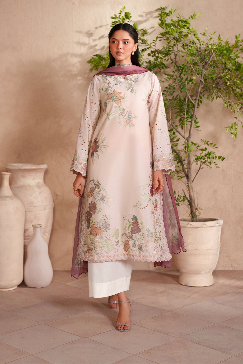 EL-04 Embroidered Lawn Main image