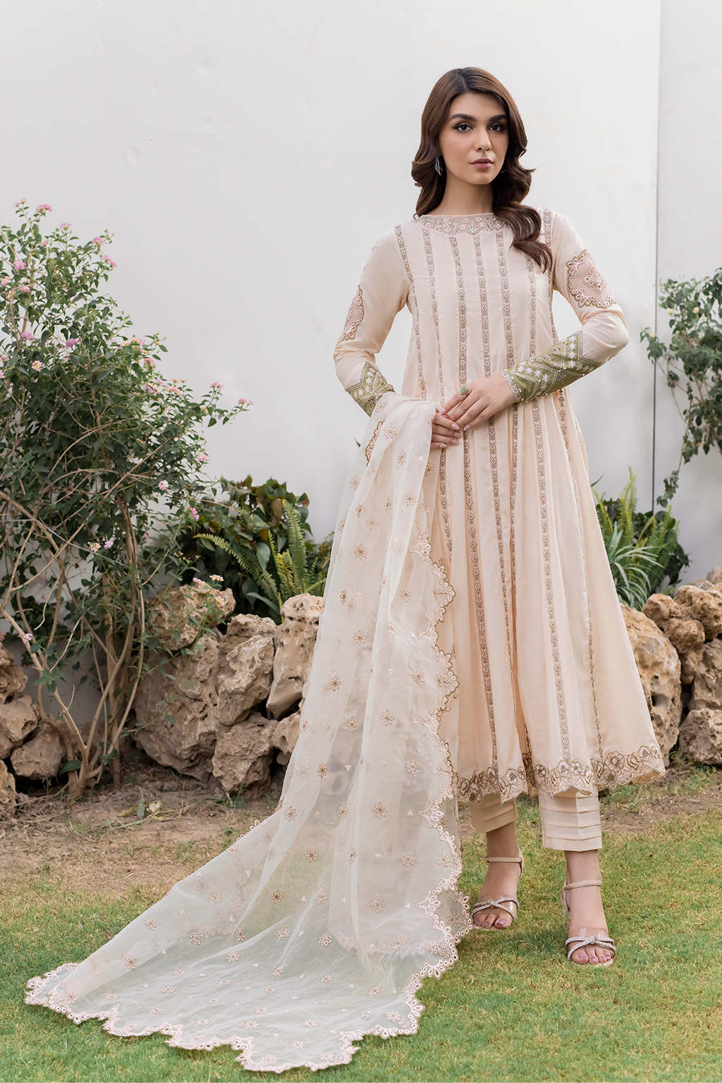 IP-189 Embroidered Lawn - Iznik