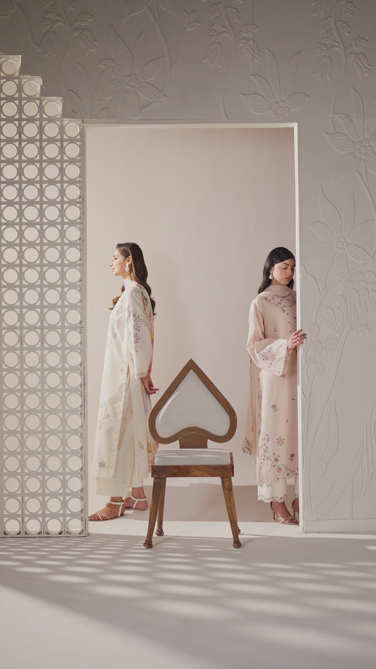 UE-689 Embroidered Lawn